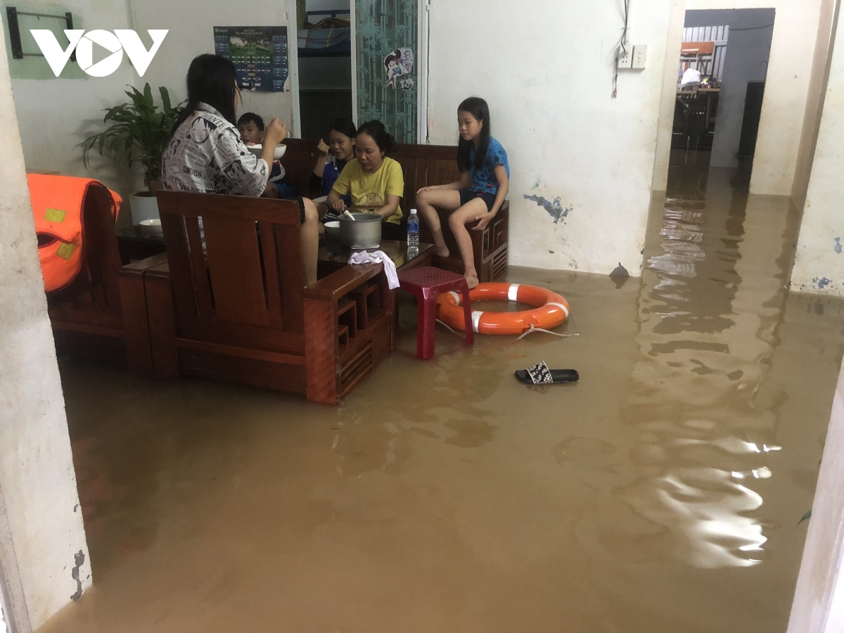 mua lon, nhieu duong pho o Da nang lai bien thanh song hinh anh 1