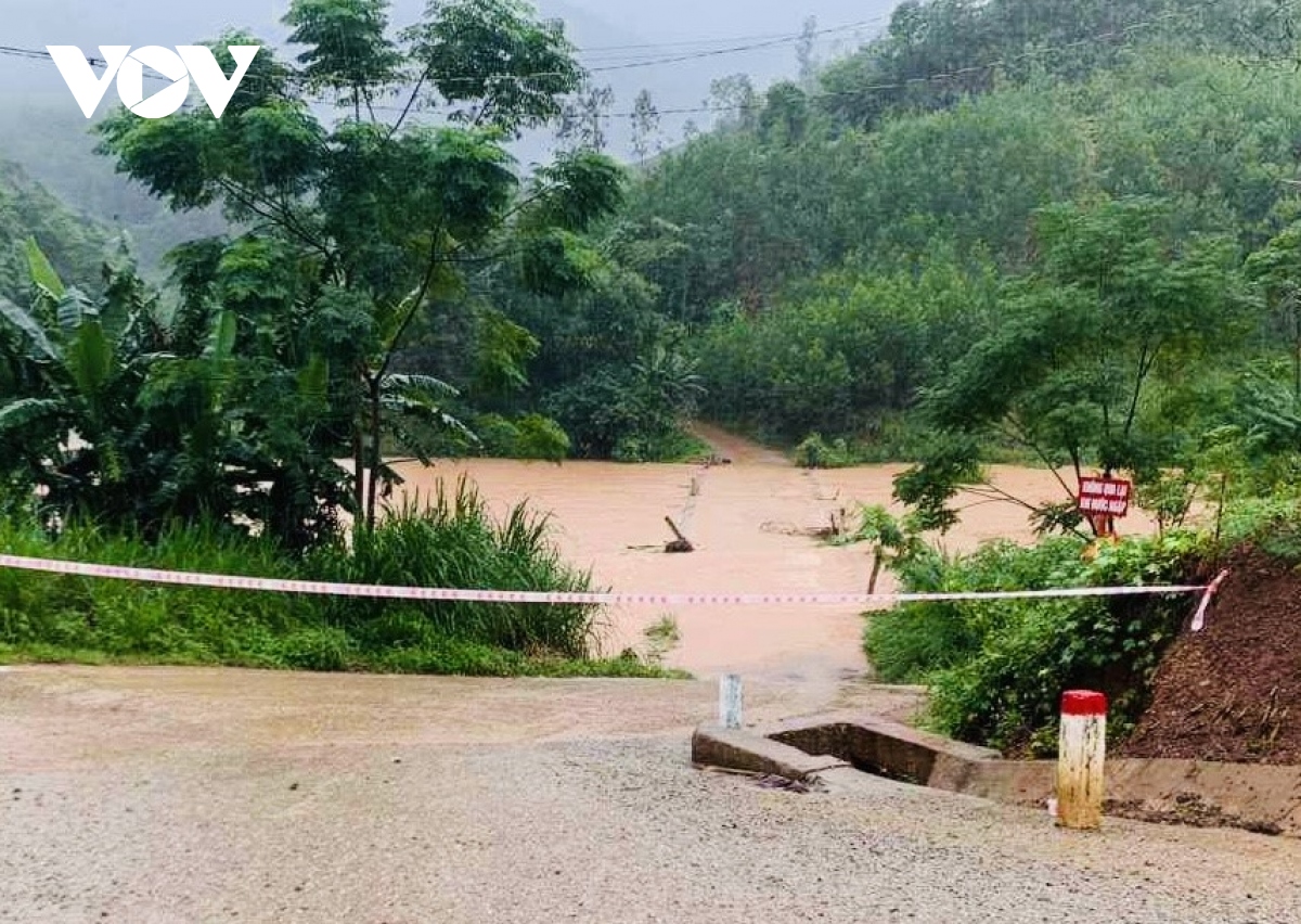 Mưa lớn hàng trăm mm, nguy cơ lũ quét, sạt lở từ Hà Tĩnh đến Bình Định