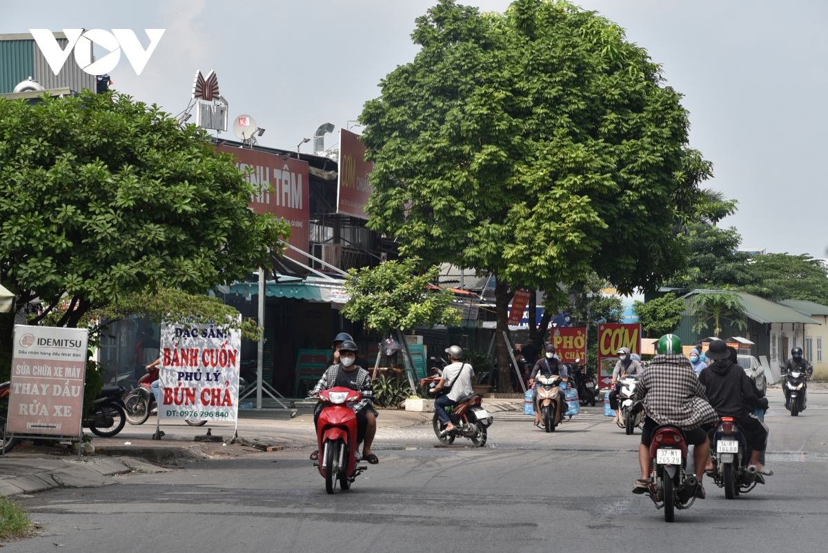 tuong rao thi cong doan duong vanh dai 2,5 gay kho cho nguoi dan ha noi hinh anh 2