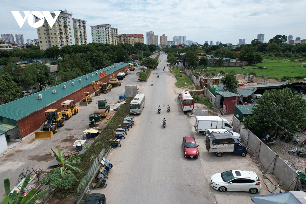 tuong rao thi cong doan duong vanh dai 2,5 gay kho cho nguoi dan ha noi hinh anh 1