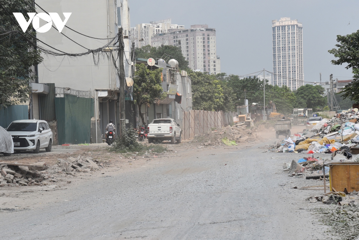 tuong rao thi cong doan duong vanh dai 2,5 gay kho cho nguoi dan ha noi hinh anh 5