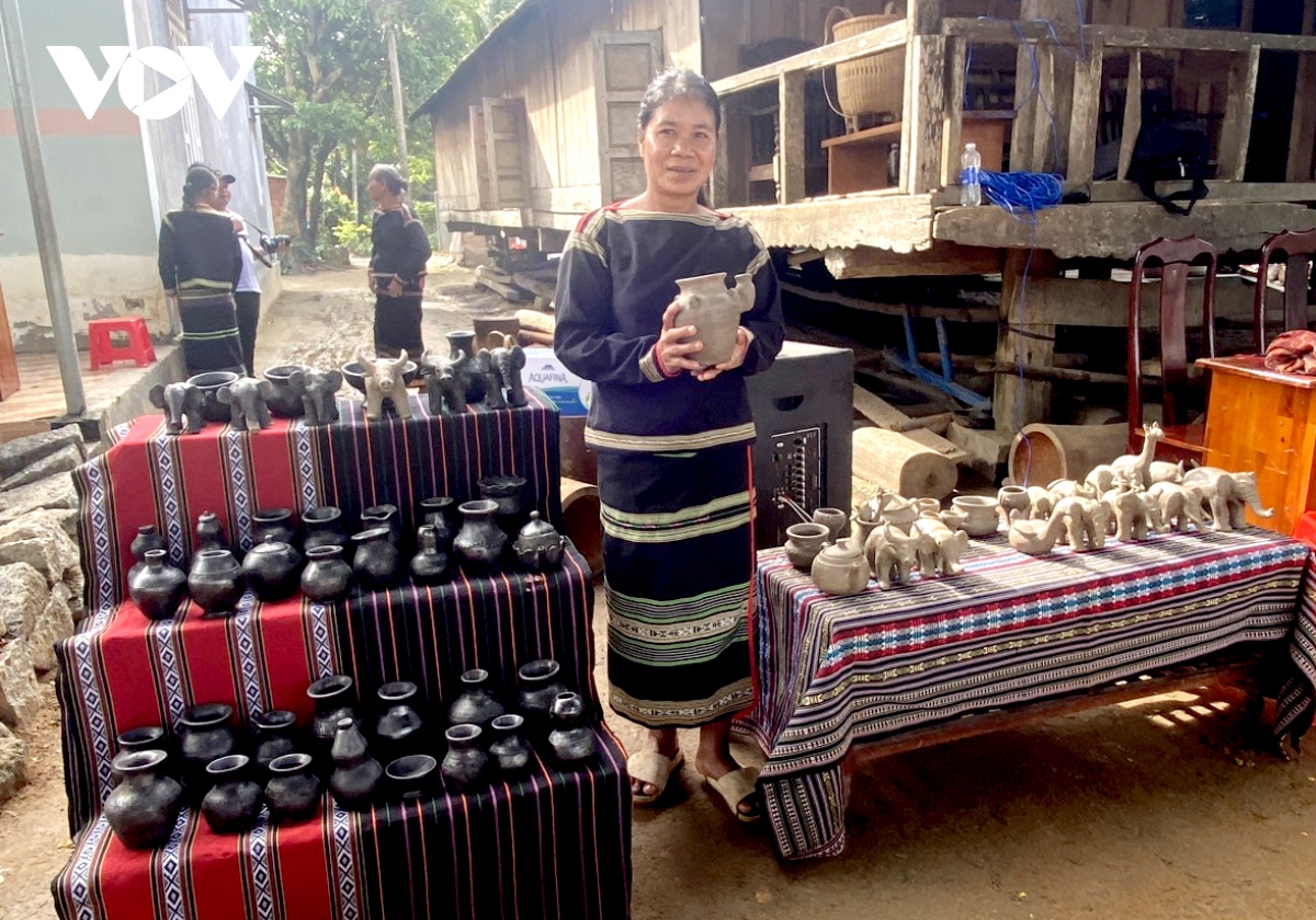 truyen day nghe gom thu cong cua dong bao dan toc mnong hinh anh 1