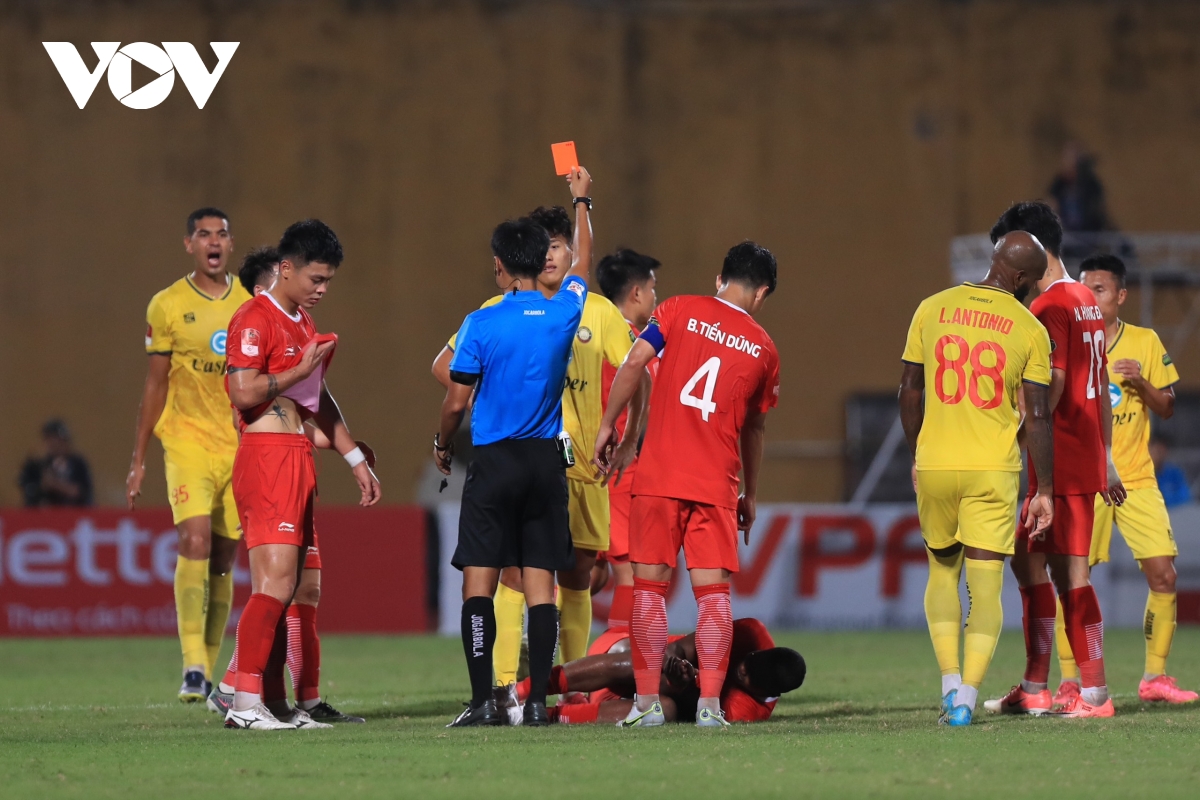 Viettel FC hòa Thanh Hóa trong ''cơn mưa thẻ'' tại Hàng Đẫy