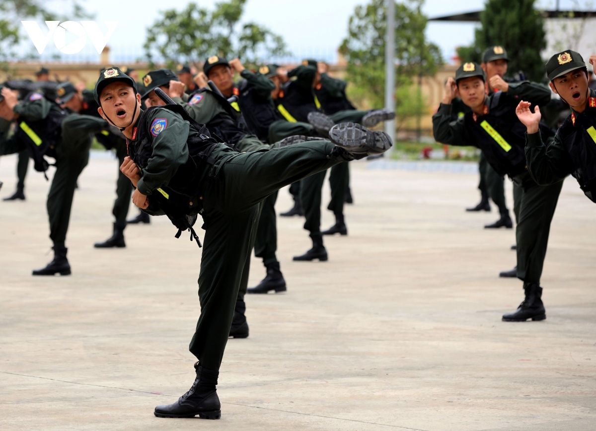 man trinh dien vo thuat cua cong an trai giam va canh sat co dong hinh anh 10