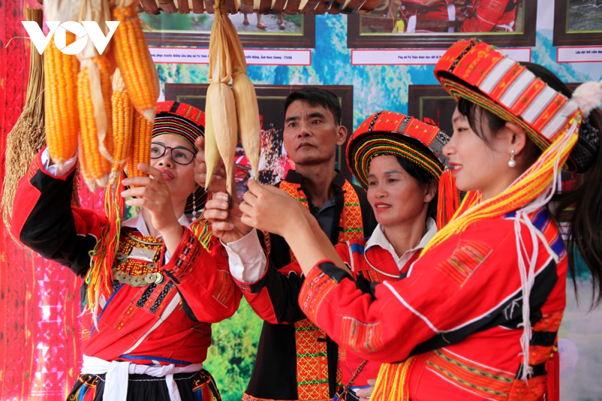 nghe thuat thu cong tinh xao tren trang phuc cua phu nu pa then hinh anh 2