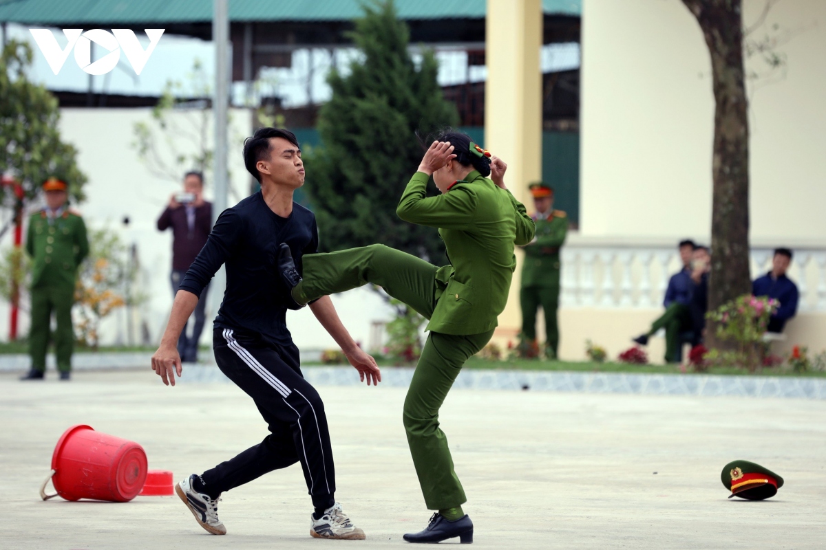 man trinh dien vo thuat cua cong an trai giam va canh sat co dong hinh anh 18