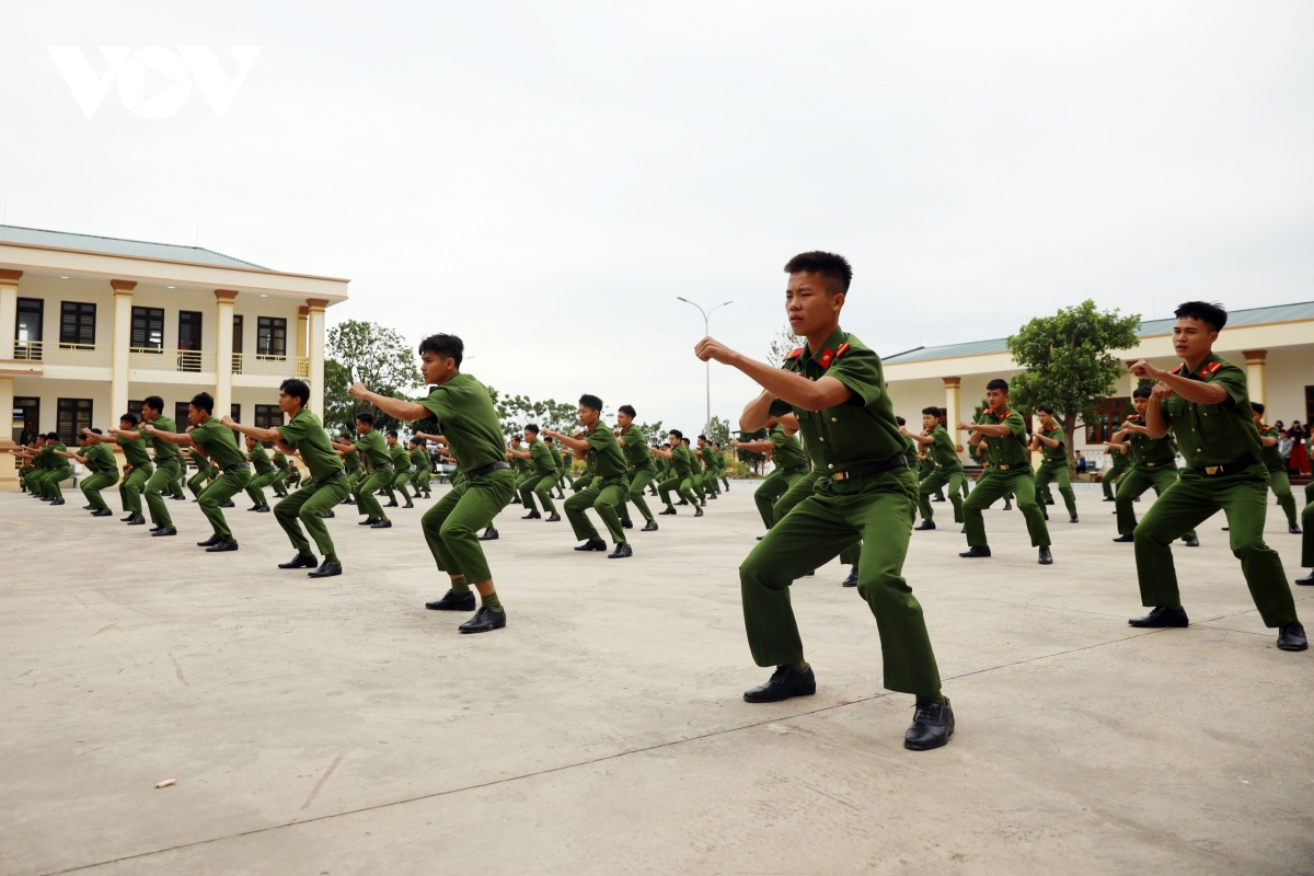 man trinh dien vo thuat cua cong an trai giam va canh sat co dong hinh anh 6