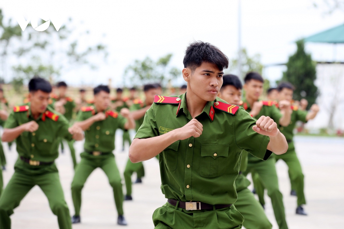 man trinh dien vo thuat cua cong an trai giam va canh sat co dong hinh anh 7