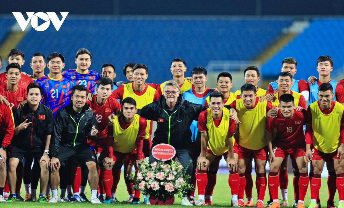 ĐT Việt Nam tri ân HLV Troussier trước trận đấu với ĐT Iraq