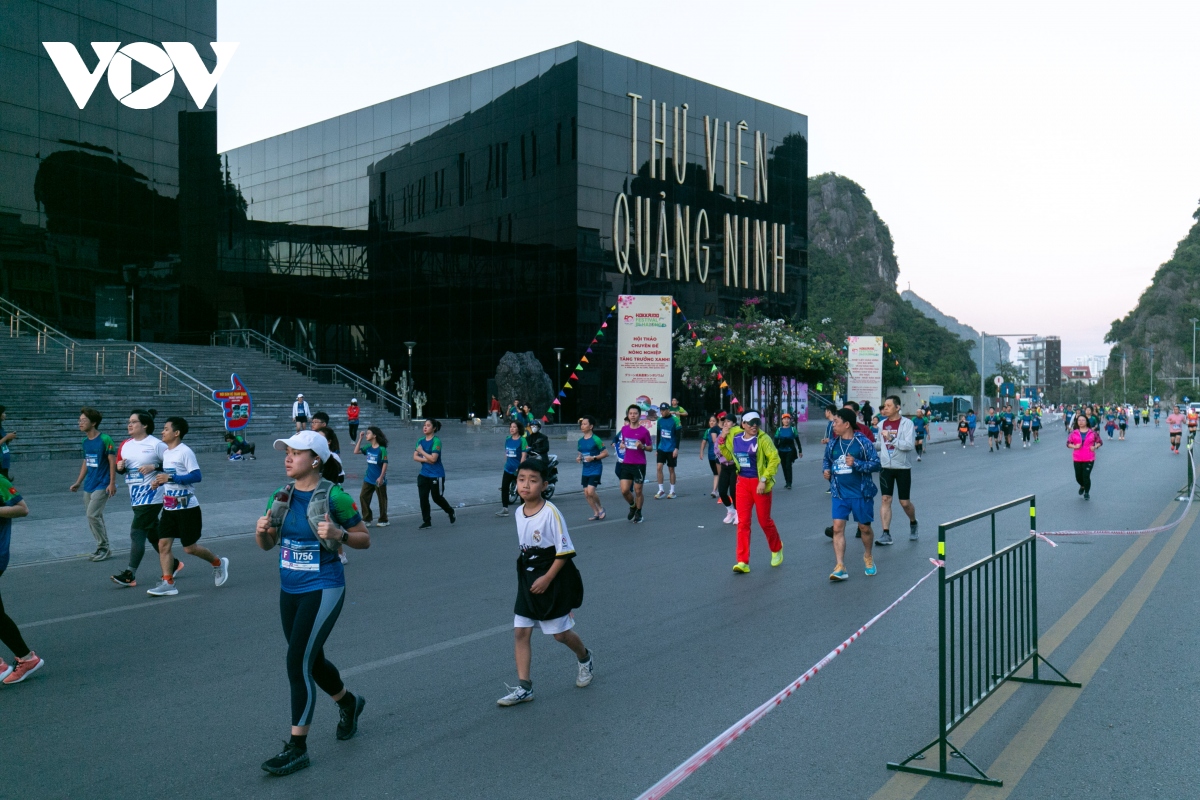 hon 9.000 nguoi du giai marathon tren cung duong bao bien dep nhat viet nam hinh anh 5