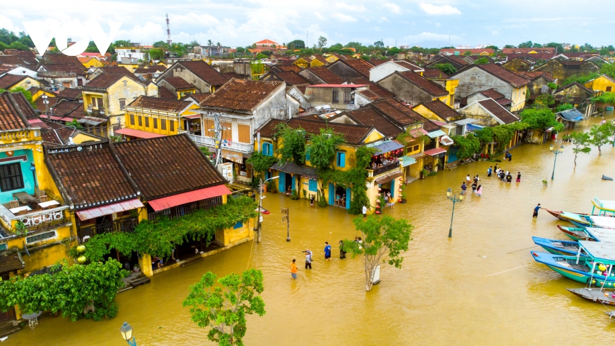 Cảnh phố cổ Hội An mùa lũ