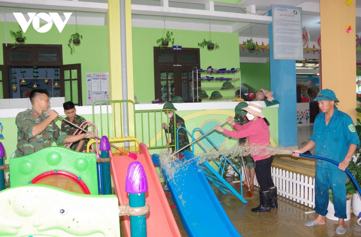 Tập trung dọn vệ sinh sau lũ, sớm đưa học sinh trở lại trường