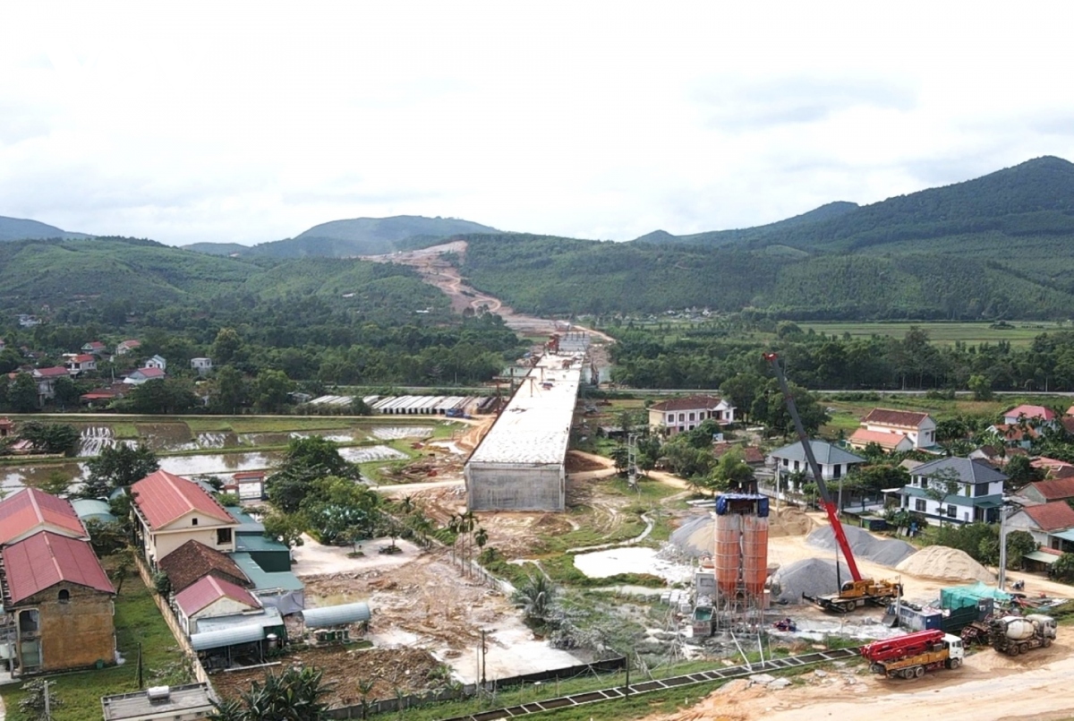 Day nhanh tien do thi cong cao toc bac - nam qua quang binh hinh anh 1