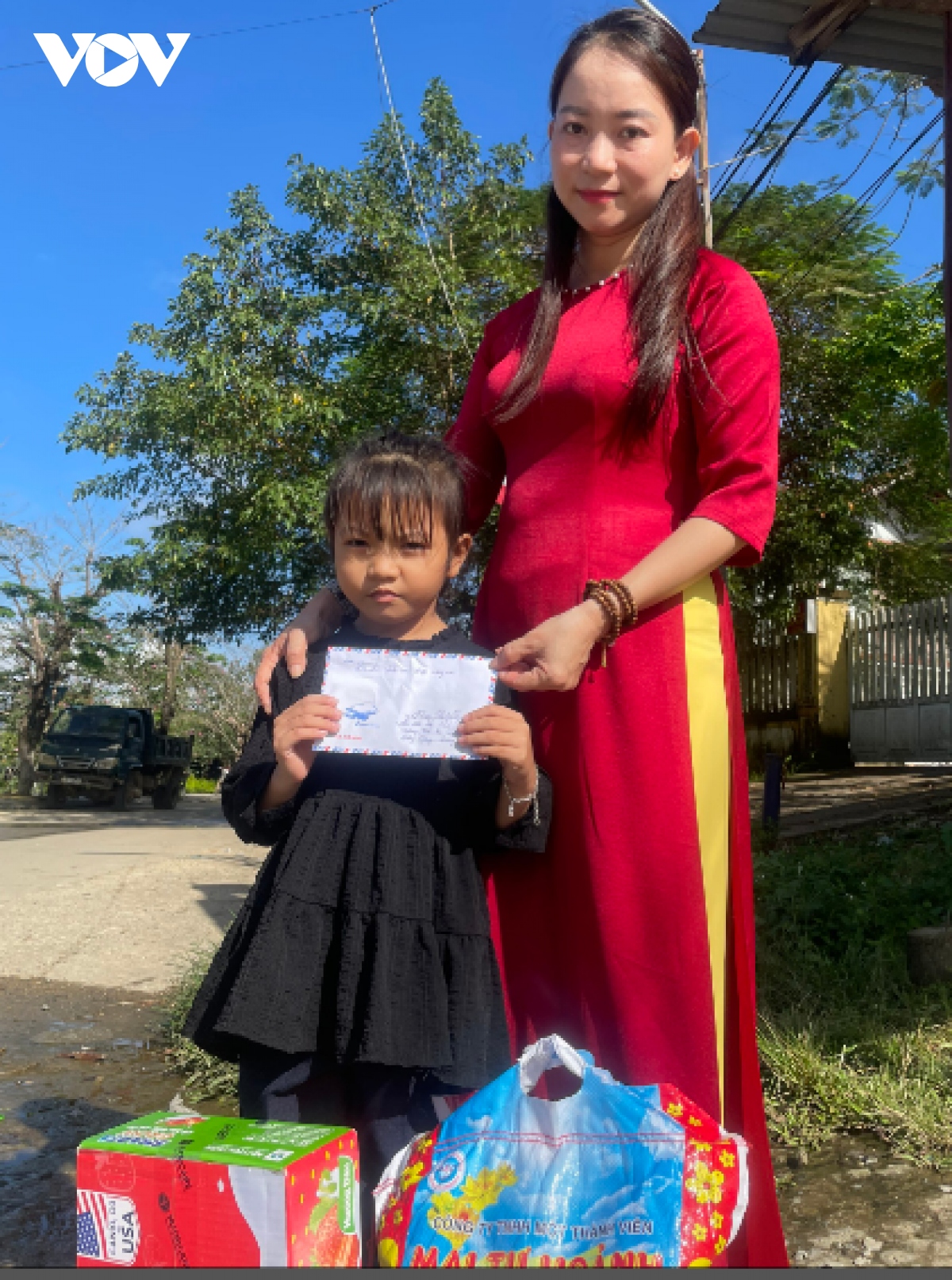 Cô Nguyễn Thị Hạ Lựu trao quà tặng trẻ em nghèo