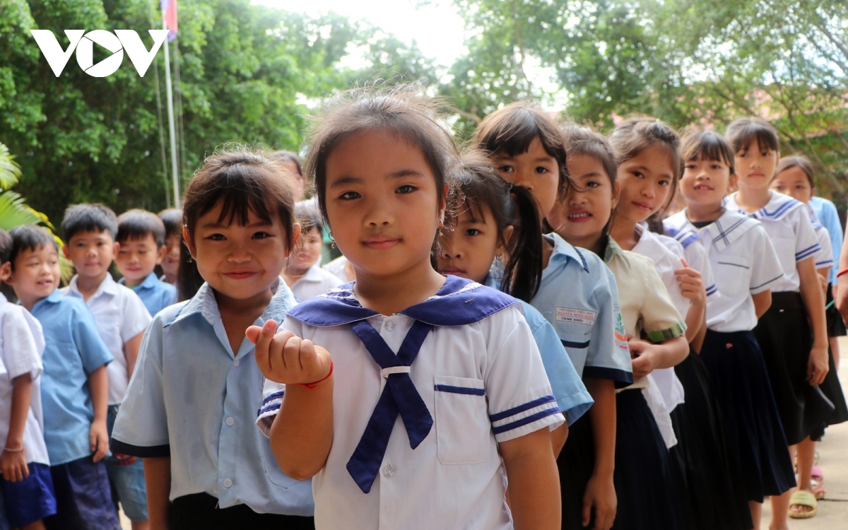 vuot kho gieo chu cho nhung con em goc viet tai campuchia hinh anh 12