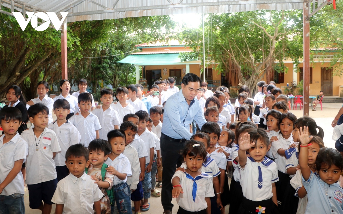 vuot kho gieo chu cho nhung con em goc viet tai campuchia hinh anh 2