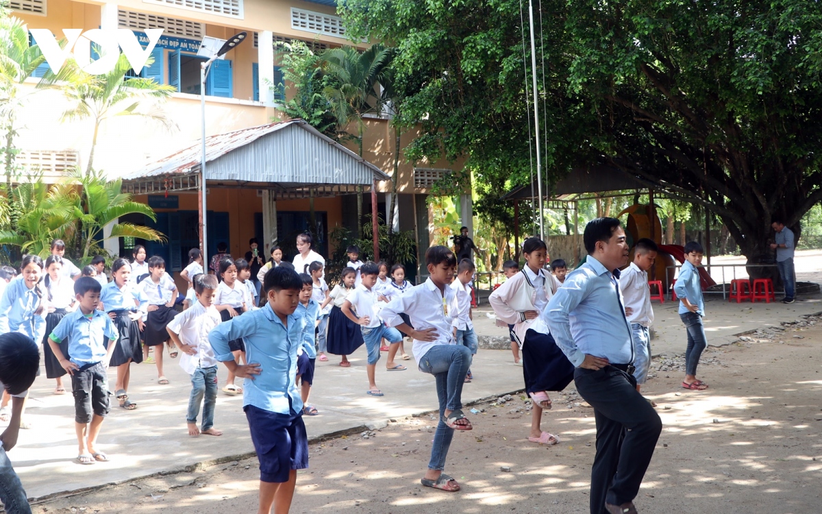 vuot kho gieo chu cho nhung con em goc viet tai campuchia hinh anh 8