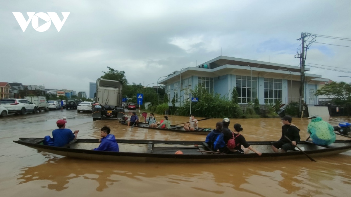 canh bao mua lon, ngap lut, sat lo dat tren dien rong o thua thien hue hinh anh 2