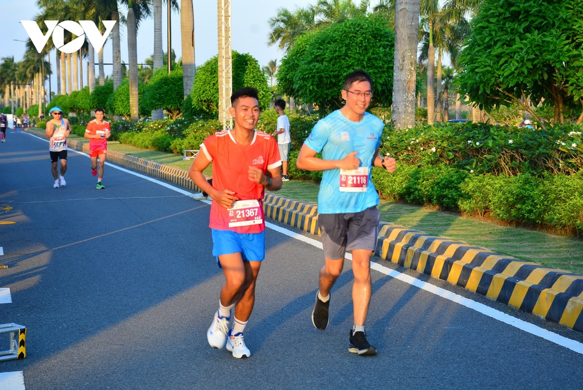 hon 2.000 nguoi chay marathon ngam hoang hon ben song vam co o long an hinh anh 4