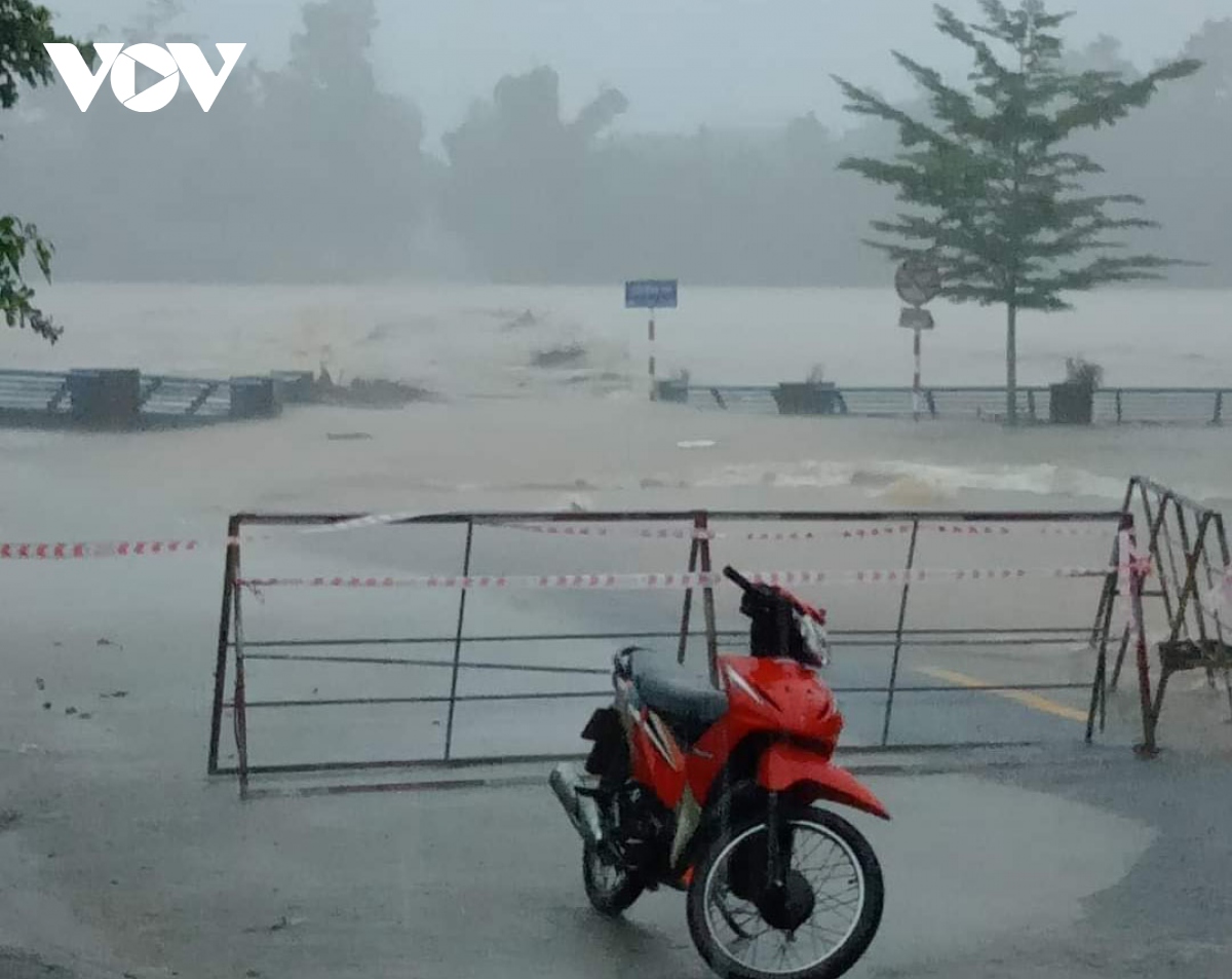 Mưa lớn ở Quảng Ngãi gây ngập, sạt lở chia cắt cục bộ nhiều tuyến đường