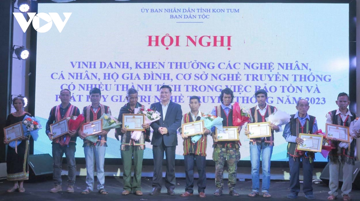 vinh danh nghe nhan dien hinh ve bao ton, phat huy nghe truyen thong o kon tum hinh anh 2