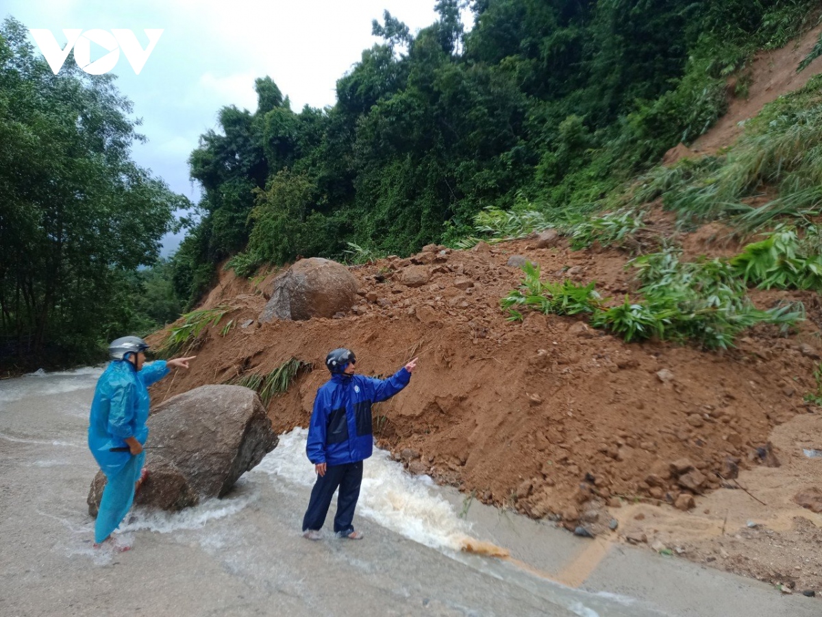 nhieu tang da lon sat lo xuong duong o binh Dinh hinh anh 5