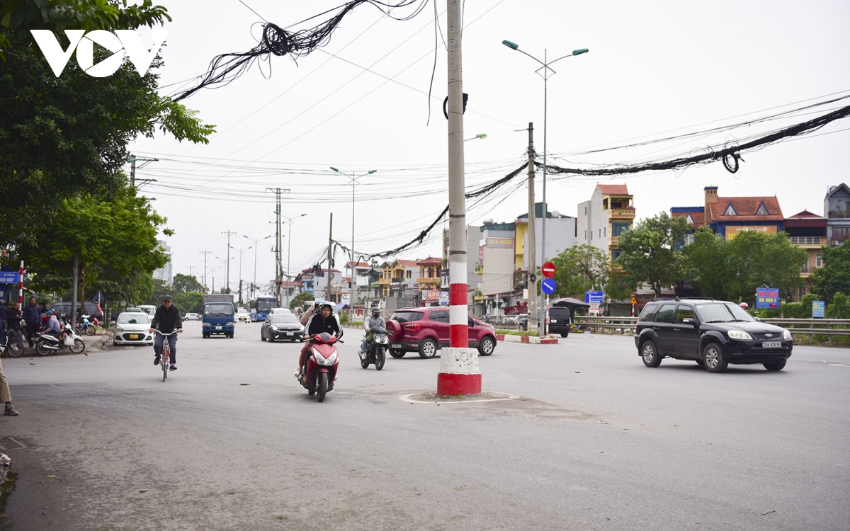 Cột điện mọc lên giữa đường khiến người tham gia giao thông nhiều phen thót tim