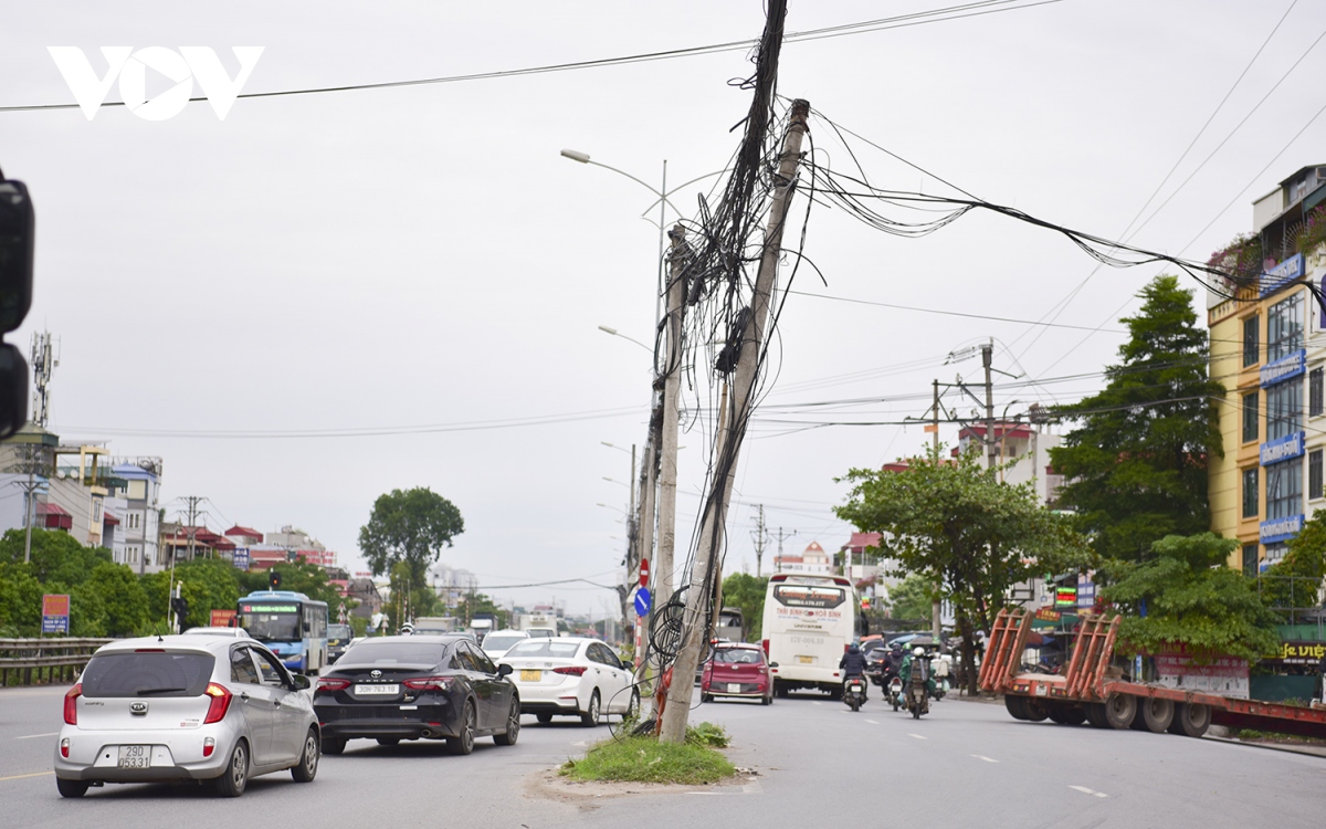 Cột điện mọc lên giữa đường khiến người tham gia giao thông nhiều phen thót tim