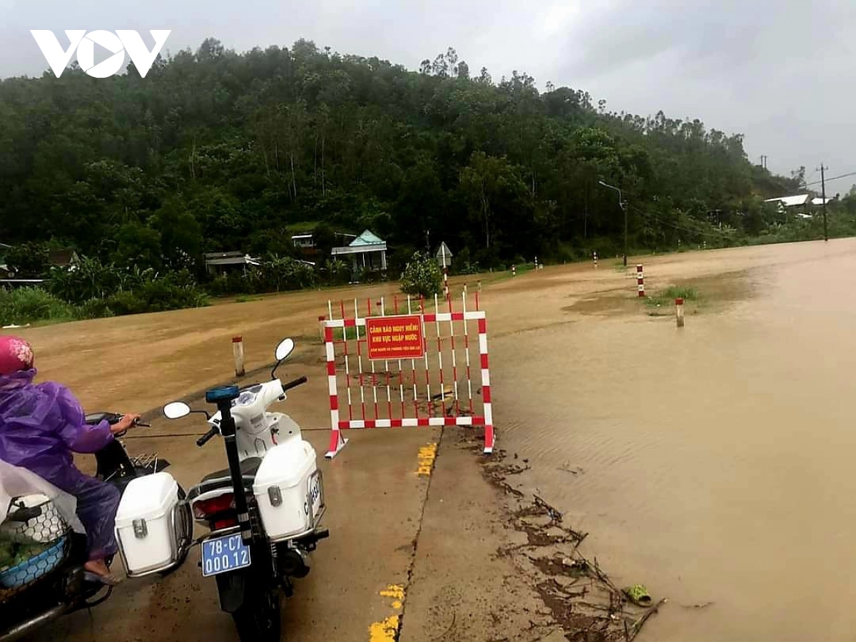 phu yen 1 nguoi mat tich, hang tram nha ngap nuoc, mot so noi bi chia cat hinh anh 2