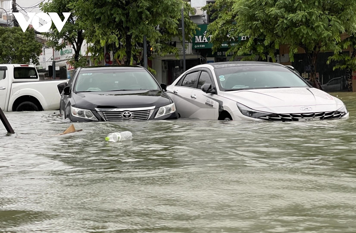 Sau đợt mưa lũ, nhiều tiệm sửa ô tô, xe máy quá tải ở Thừa Thiên Huế