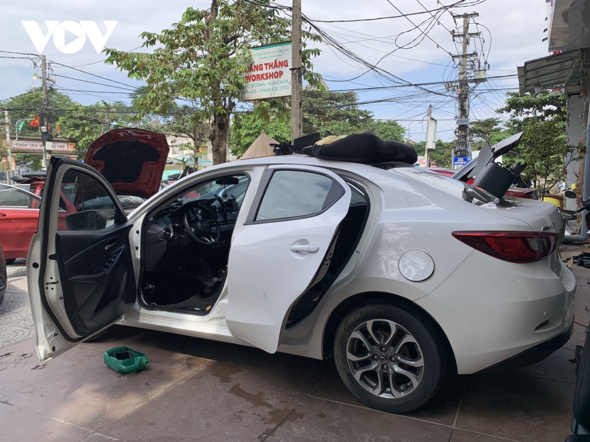 sau đợt mưa lũ, nhiều tiệm sửa ô tô, xe máy quá tải ở thừa thiên huế hình ảnh 13 sau dot mua lu, nhieu tiem sua o to, xe may qua tai o thua thien hue hinh anh 13