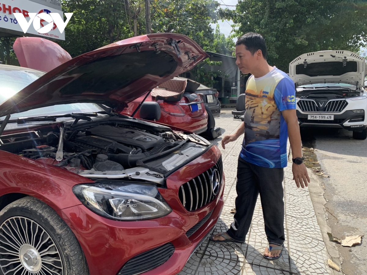 sau đợt mưa lũ, nhiều tiệm sửa ô tô, xe máy quá tải ở thừa thiên huế hình ảnh 4 sau dot mua lu, nhieu tiem sua o to, xe may qua tai o thua thien hue hinh anh 4