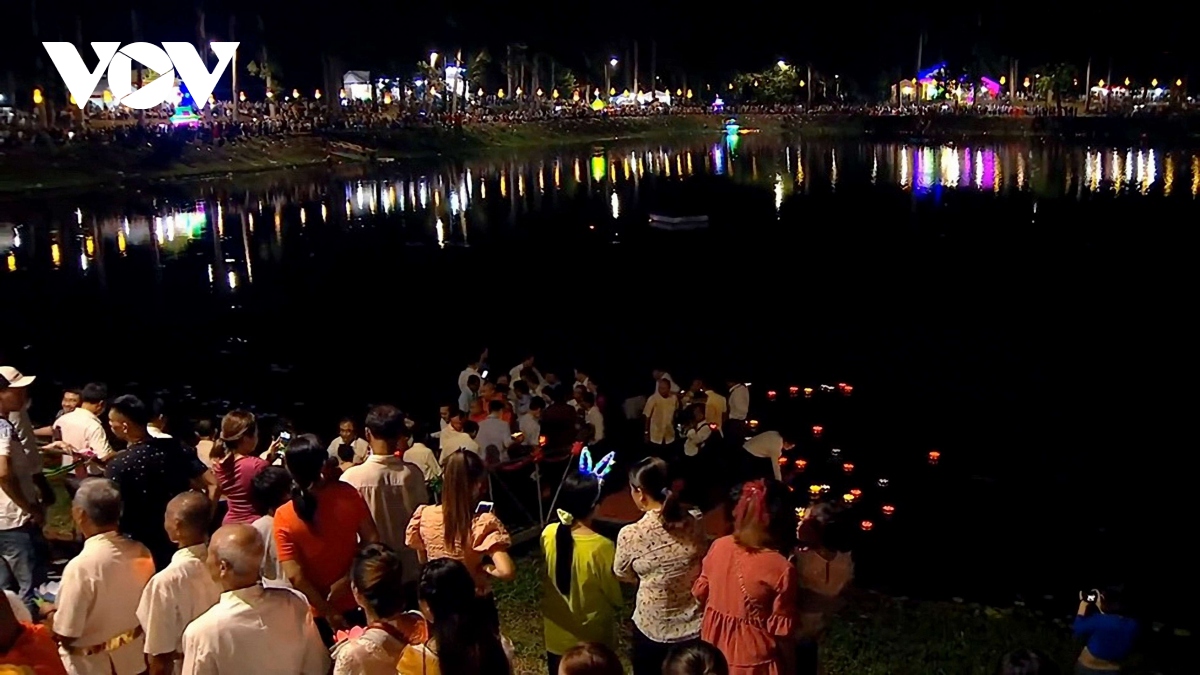 Hình ảnh tang lễ của YouTuber Nam Ok ở quê nhà Bắc Giang: Nhiều bạn bè, anh  em thân thiết đến tiễn đưa đoạn đường cuối