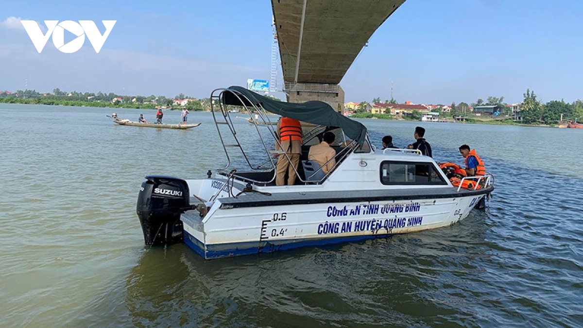 nam thanh nien o quang binh de lai thu xin loi roi nhay cau hinh anh 1