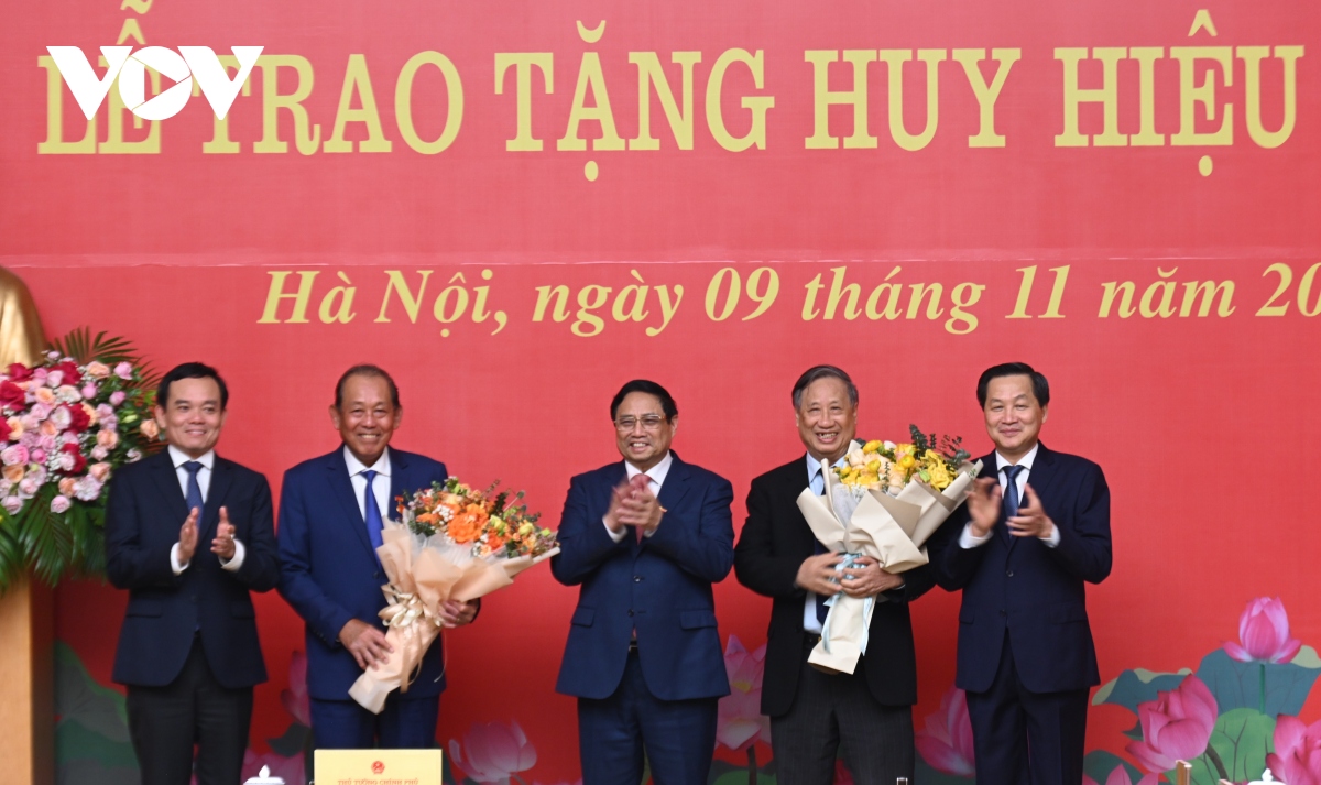 thu tuong trao huy hieu Dang cho cac dong chi pham gia khiem va truong hoa binh hinh anh 4