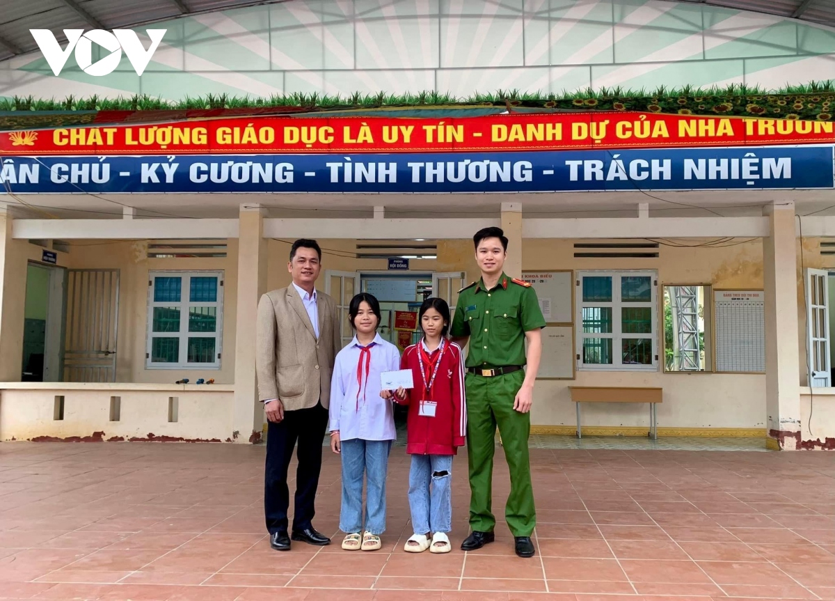 hanh dong dep cua nguoi dan vung du lich cao bang hinh anh 2