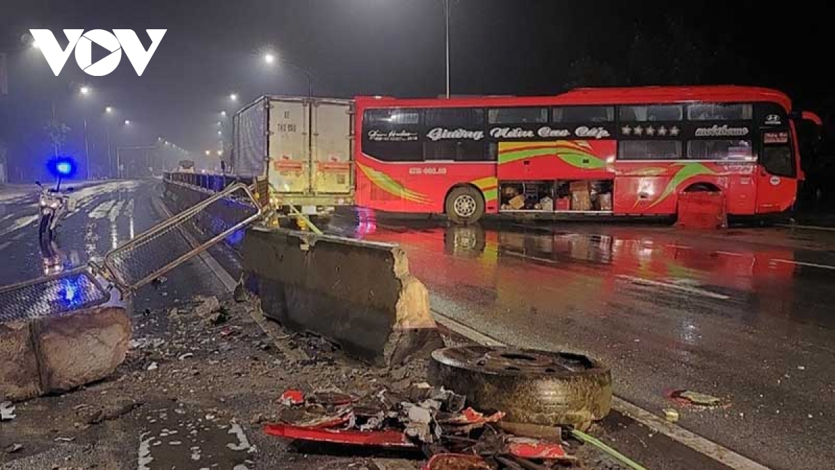 20 hành khách thoát chết khi xe khách va vào dải phân cách