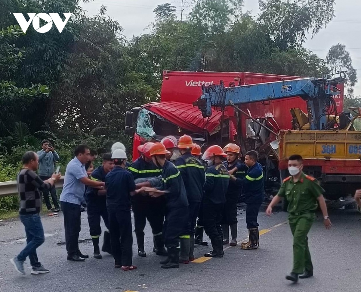 Cứu tài kế bị mắc kẹt trong cabin sau vụ tai nạn giao thông