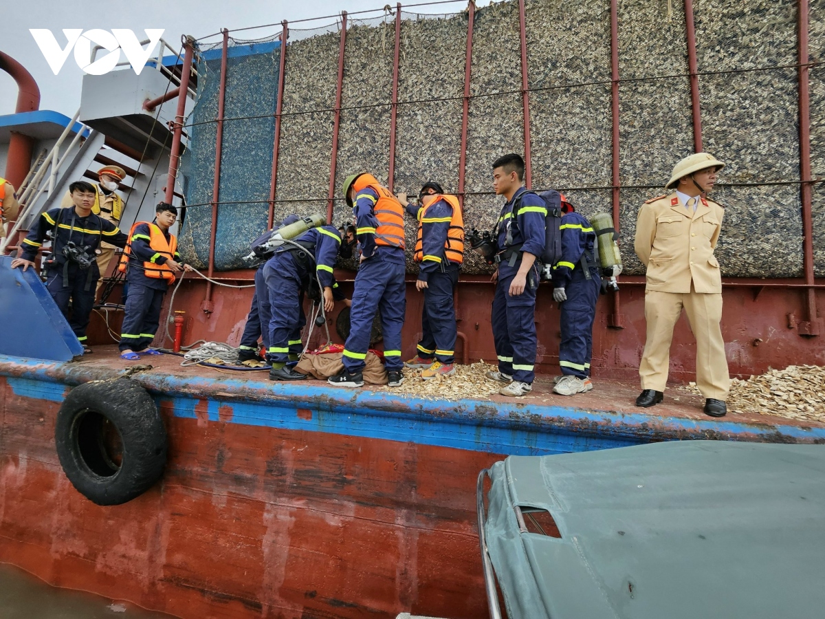 3 nguoi trong mot gia dinh tu vong tren tau cho dam go hinh anh 2