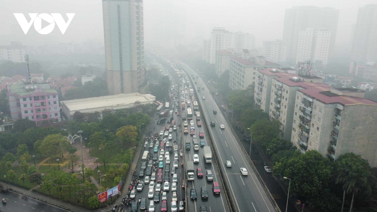 ngay dau nghi le, nguoi dan doi mua roi ha noi ve nghi tet duong lich 2024 hinh anh 11