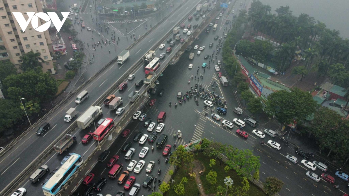 ngay dau nghi le, nguoi dan doi mua roi ha noi ve nghi tet duong lich 2024 hinh anh 12