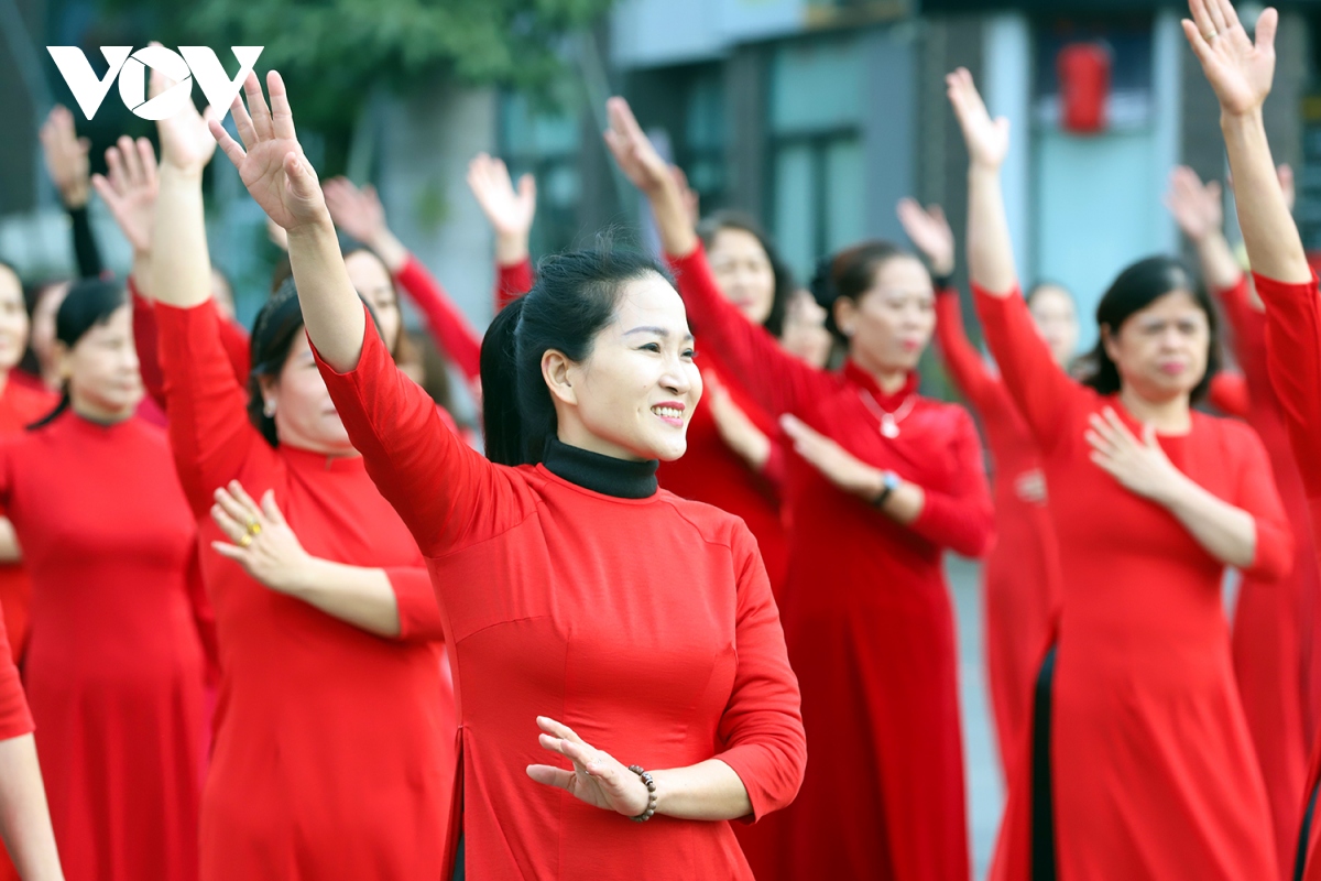 hon 1.200 phu nu trinh dien vu dieu ben bo di san ha long hinh anh 4