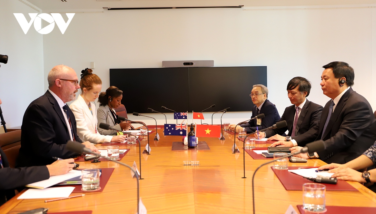 high-ranking party delegation visits australia picture 2