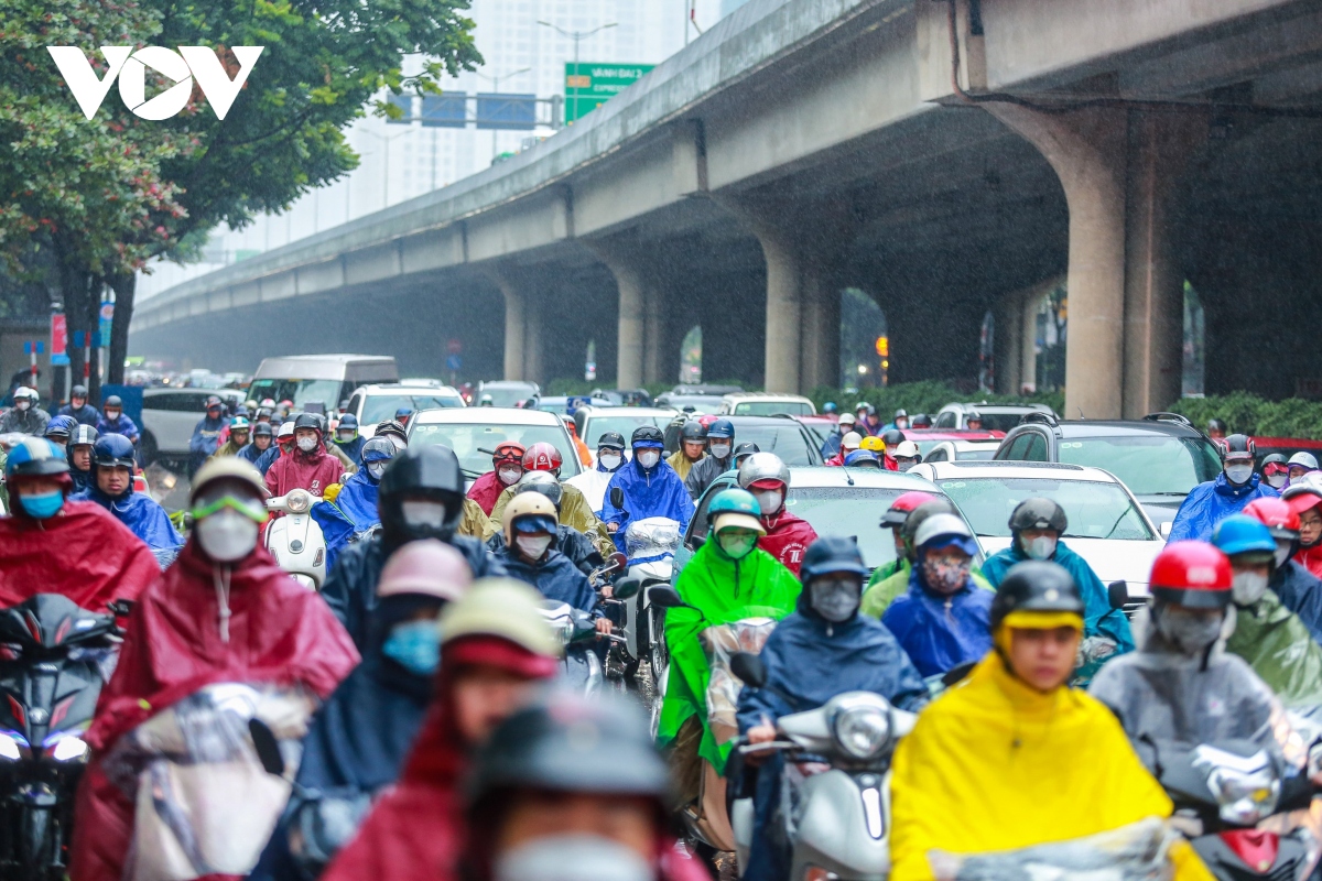 ngay dau nghi le, nguoi dan doi mua roi ha noi ve nghi tet duong lich 2024 hinh anh 4