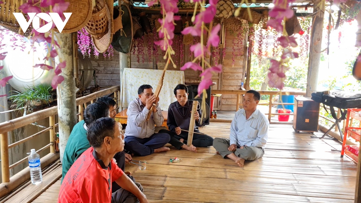 hồ chõ - người lưu giữ bản sắc văn hóa của đồng bào bru - vân kiều hình ảnh 1 ho cho - nguoi luu giu ban sac van hoa cua dong bao bru - van kieu hinh anh 1