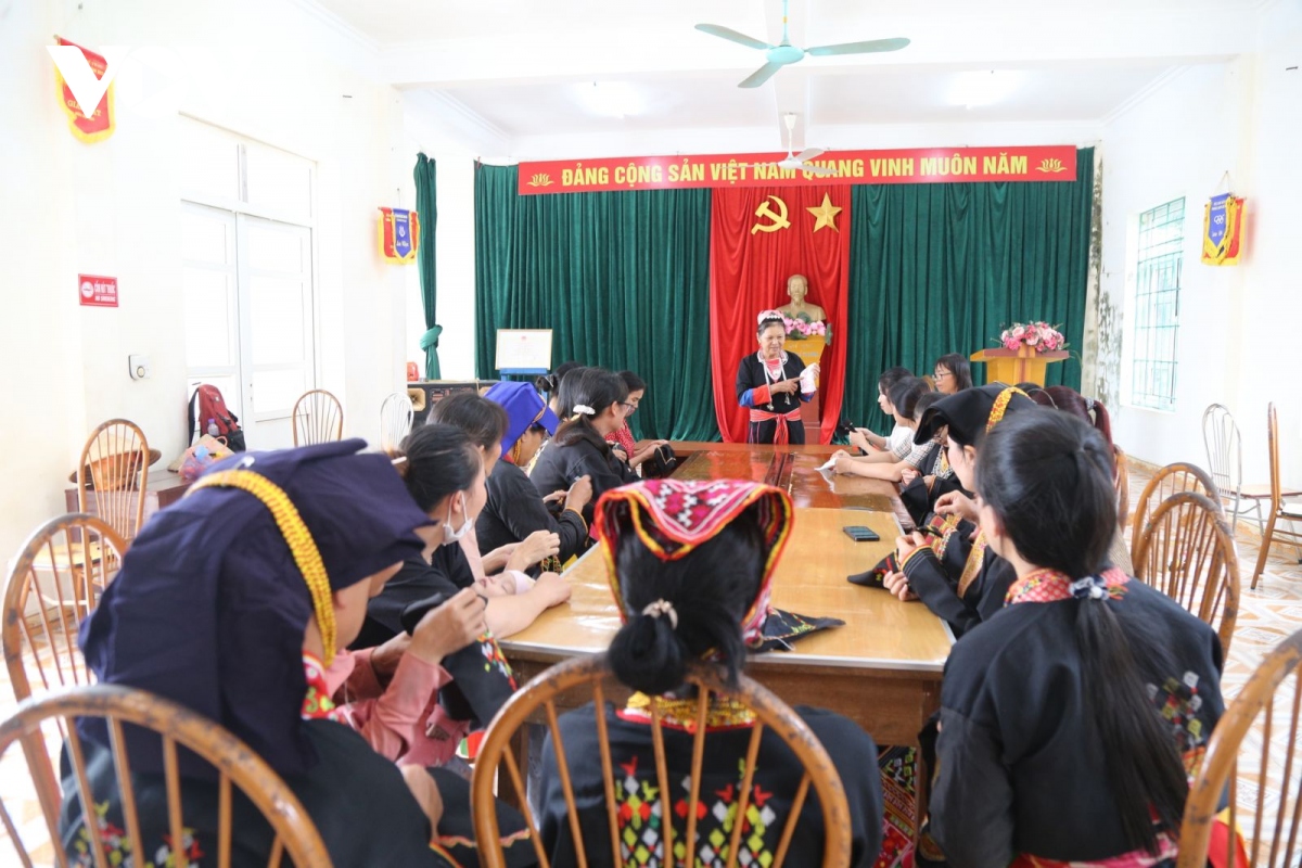 nguoi truyen nghe theu tho cam cua nguoi dao hinh anh 3