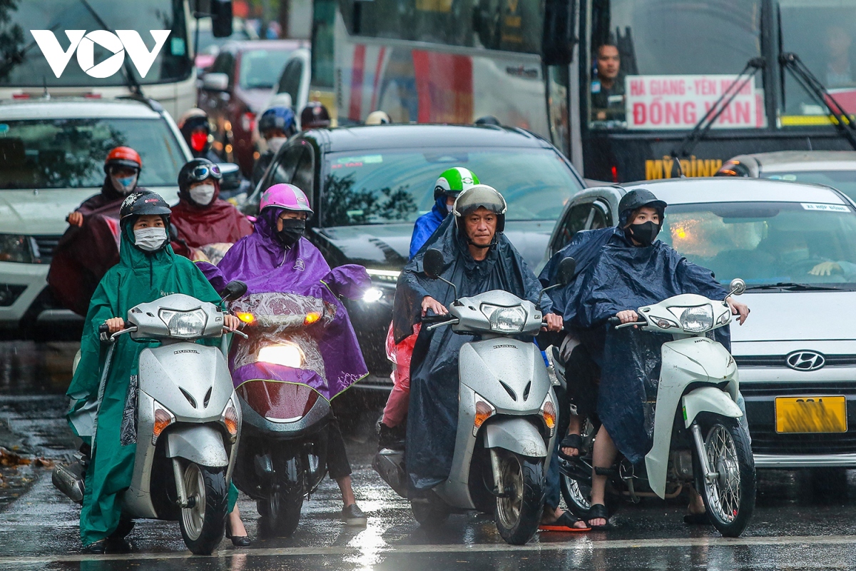 ngay dau nghi le, nguoi dan doi mua roi ha noi ve nghi tet duong lich 2024 hinh anh 5