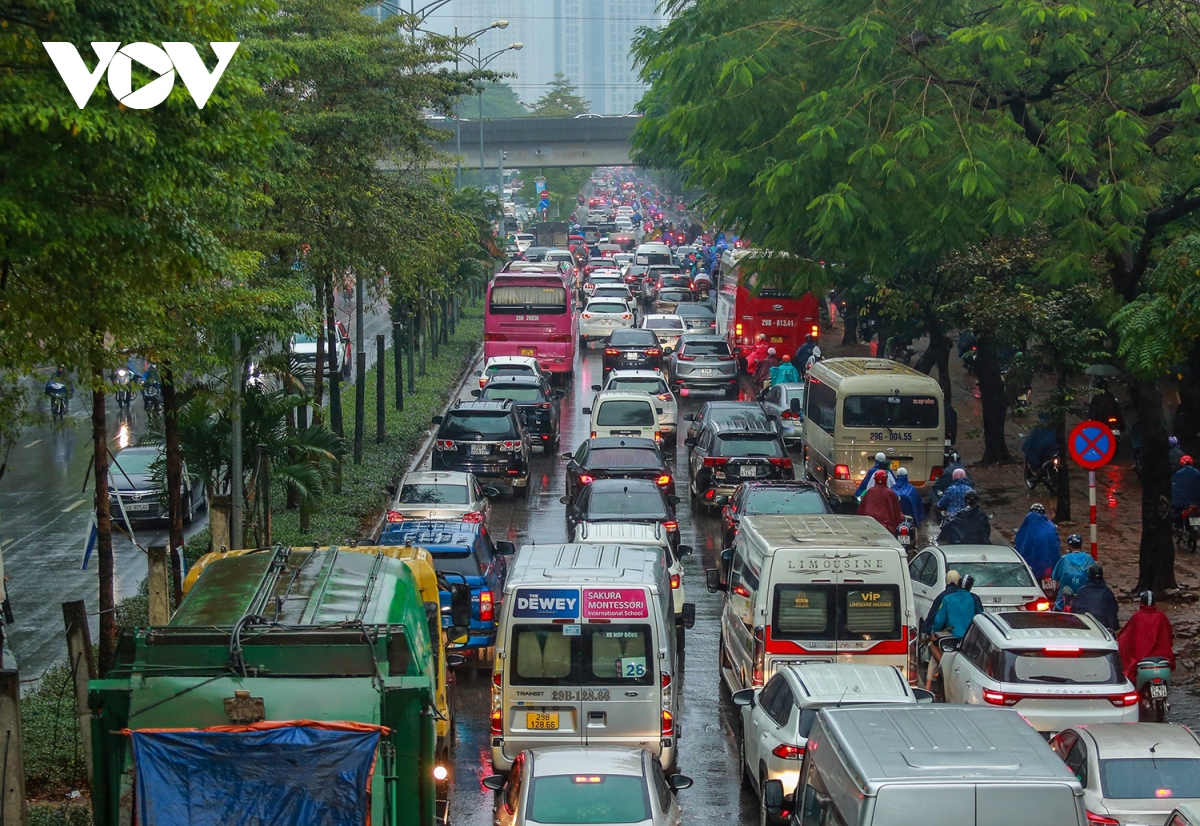 ngay dau nghi le, nguoi dan doi mua roi ha noi ve nghi tet duong lich 2024 hinh anh 6