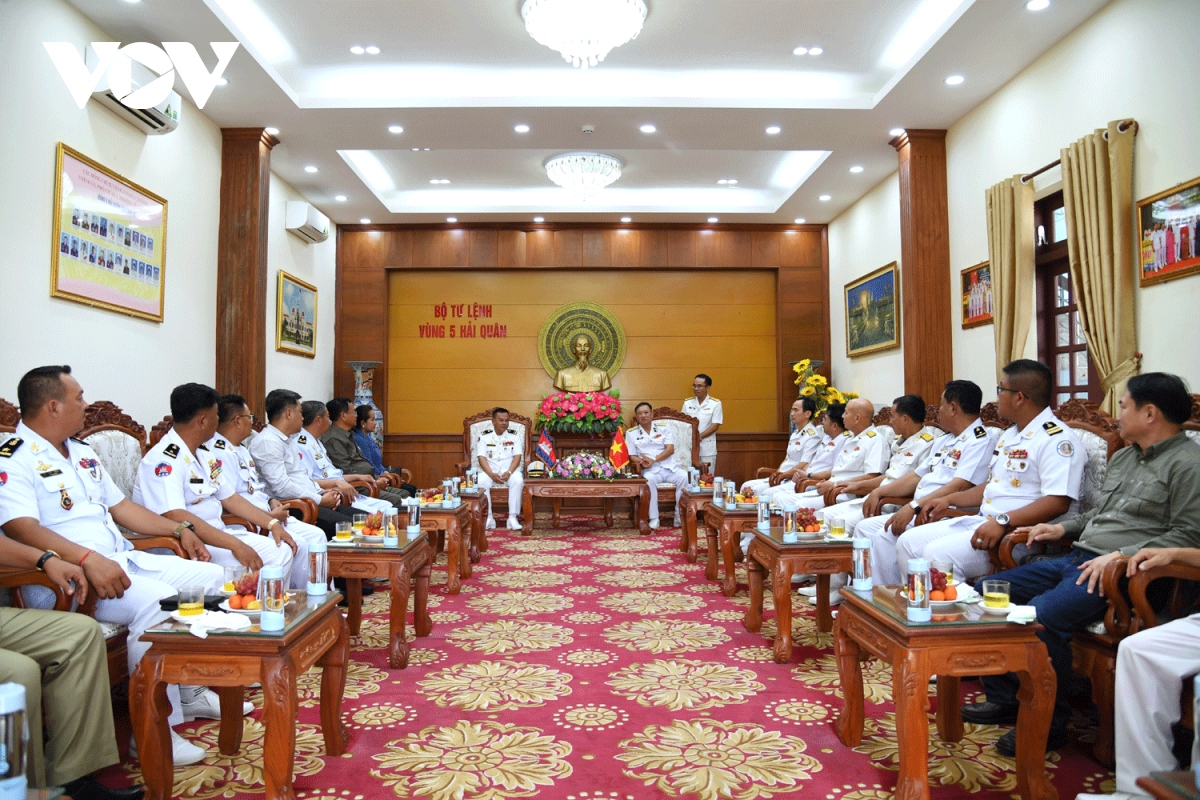 Đoàn công tác Căn cứ biển Ream thăm và làm việc với Bộ Tư lệnh Vùng 5 Hải quân