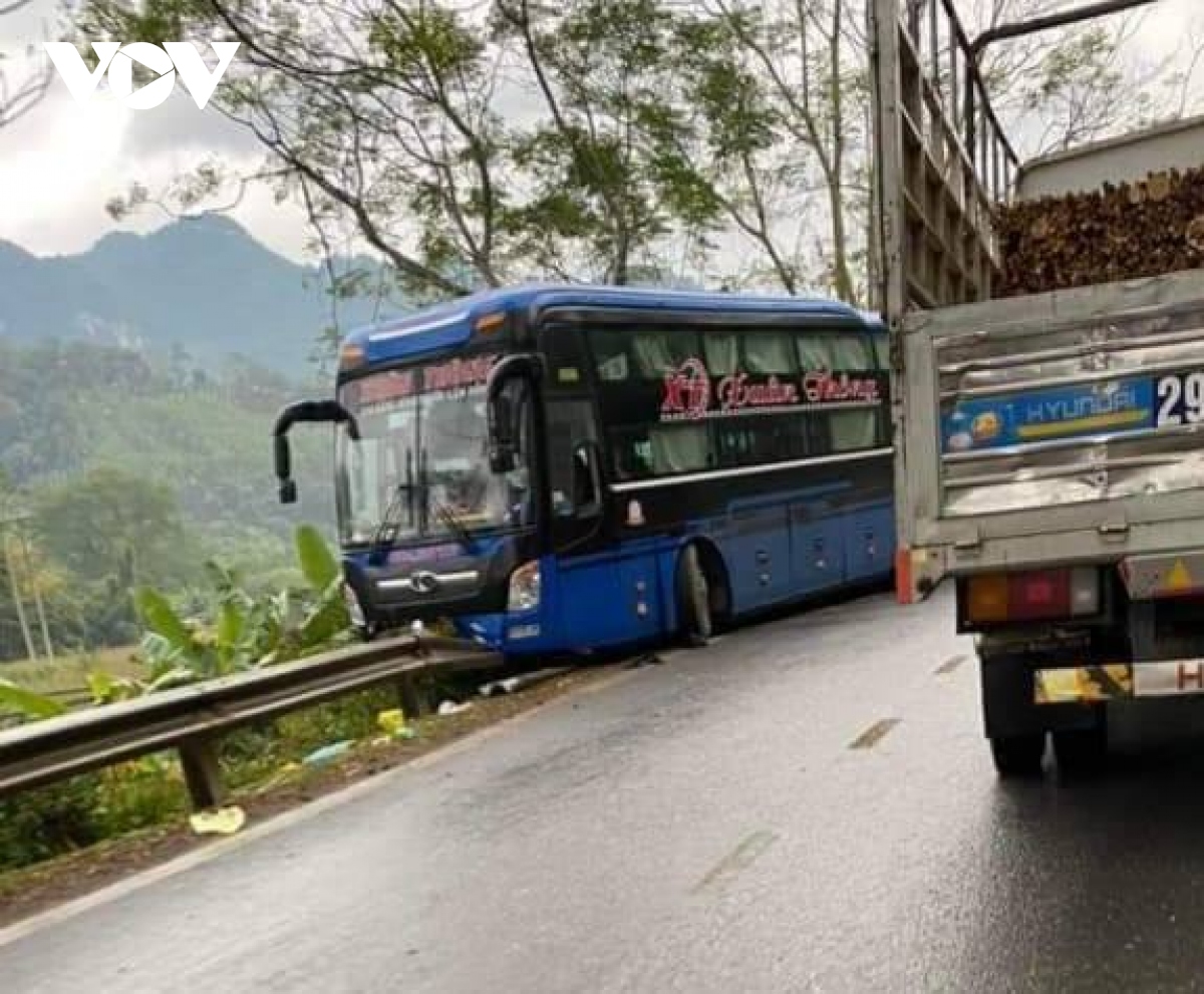 nhieu va cham giao thong do troi mua, may mu tren cac tuyen duong mien nui hinh anh 1